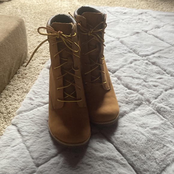 Timberland Tillston Boots•Women’s 8 - Picture 3 of 9